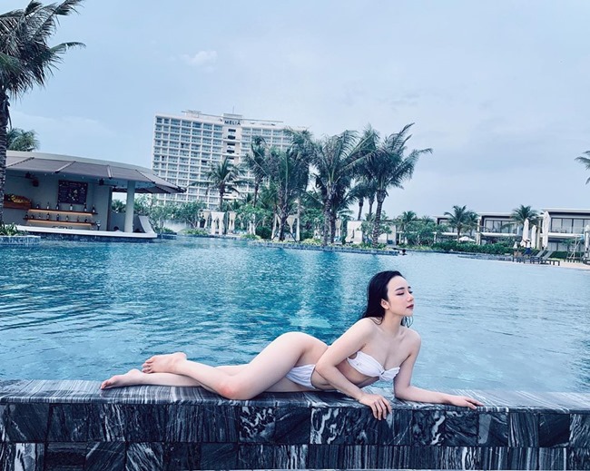 Nhã Tiên khoe trọn đường cong nóng bỏng trong bộ bikini nhỏ xíu.
