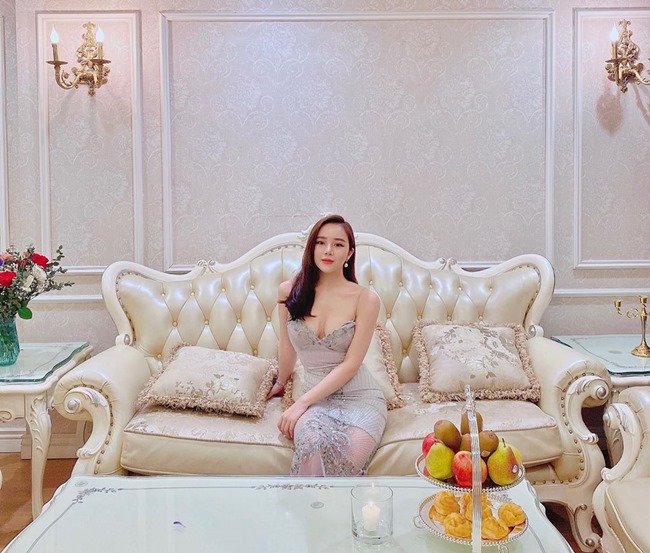 Phòng khách trong căn hộ của Nhã Tiên. Mọi thiết kế nội thất trong nhà đều mang phong cách Âu châu sang trọng, xa hoa.
