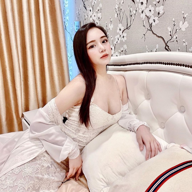 Căn hộ của Nhã Tiên có tông màu trắng - kem chủ đạo giúp tôn lên sự sang trọng, nhã nhặn và tinh tế của chủ nhân.
