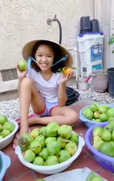 Việt Hương chia sẻ khoảnh khắc đời thường vui vẻ của con gái trên mạng xã hội.