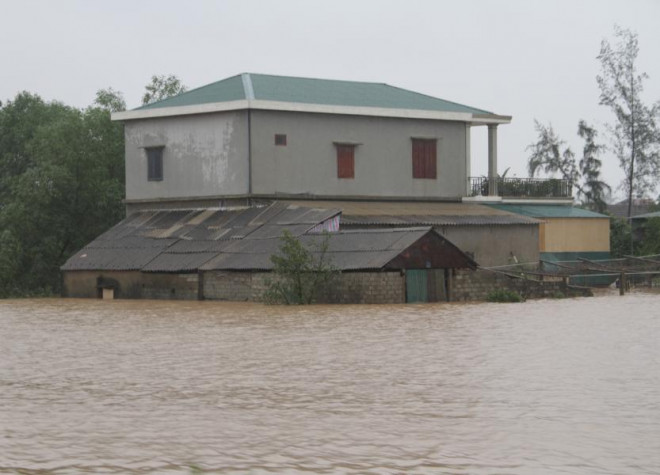 Trời giảm mưa nhưng sáng ngày 21-10, nhiều nhà dân ở huyện Cẩm Xuyên vẫn ngập sâu trong nước.