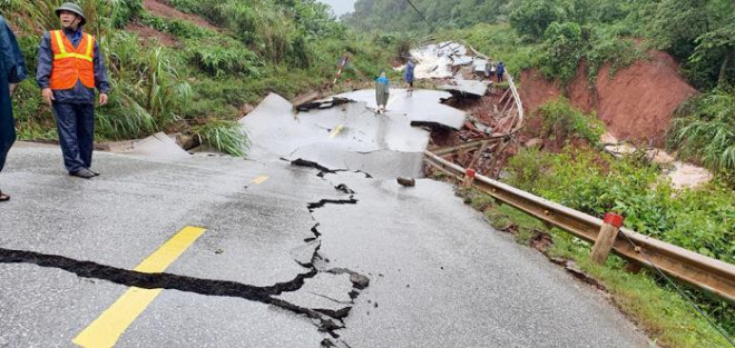 QL12 nứt gãy như vừa trải qua động đất