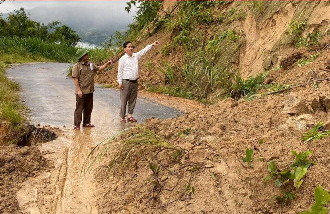 Một điểm sạt lở lớn trên tuyến đường vào xã Na Ngoi, huyện Kỳ Sơn - Ảnh: Báo Nghệ An