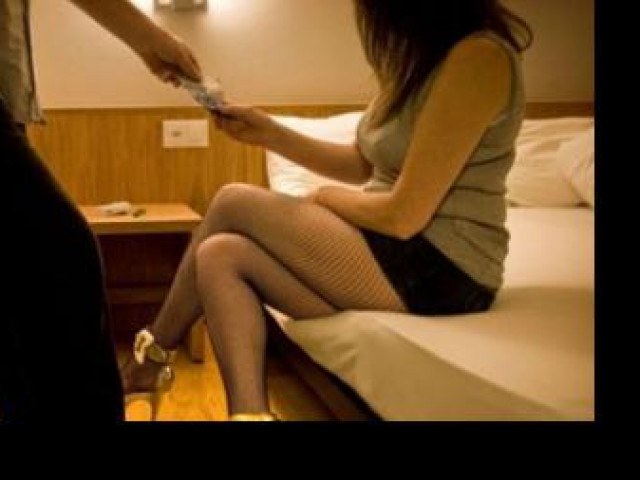 Pháp luật - Biến nhà nghỉ thành ổ chứa mại dâm, 3 phụ nữ bị bắt tạm giam