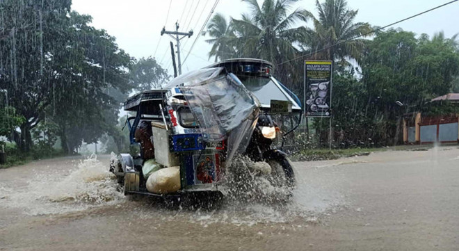 Đường ngập lụt ở Guinayangan, tỉnh Quezon - Philippines hôm 20-10. Ảnh: Reuters