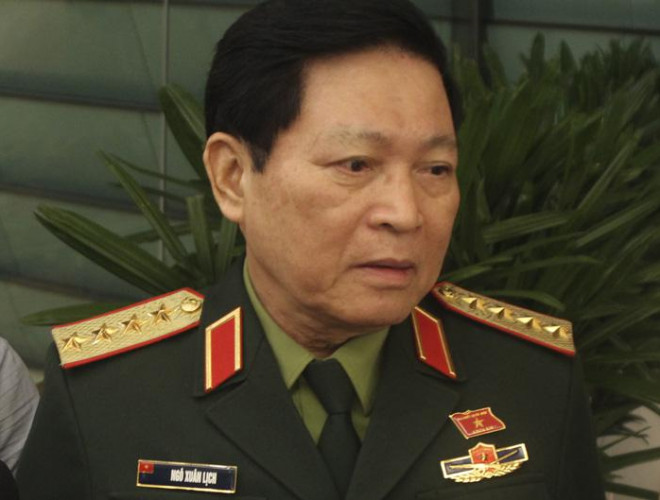 Đại tướng Ngô Xuân Lịch - Bộ trưởng Bộ Quốc phòng trả lời báo chí bên hàng lang Quốc hội ngày 21/10/2020