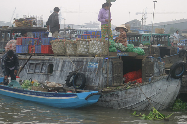 Đi Chợ nổi Cái Răng: Có nhiều chợ nổi ở khắp vùng đồng bằng sông Cửu Long, nhưng chợ Cái Răng là chợ nổi lớn nhất. Nó nằm ở Cần Thơ, nơi này sẽ là điểm dừng chân trong chuyến du lịch xuyên Việt của bạn.

