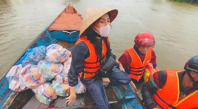 Thậm chí, bà xã Công Vinh còn quyết định huỷ nhiều lịch trình công việc đã đến hạn chót để nán lại thêm vài ngày, tiếp tục đồng hành cùng đoàn&nbsp;cứu trợ cho đồng bào trước khi tình hình bão lũ phức tạp.
