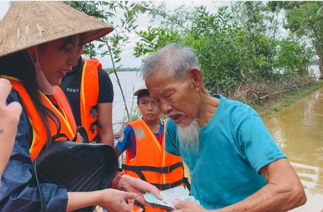 Đứng ra nhận tiền quyên góp từ thiện, Thuỷ Tiên xem đây là trách nhiệm lớn của mình. Nữ ca sĩ luôn muốn tận tay trao quà hỗ trợ cho người dân để số tiền của mạnh thường quân trên cả nước được dùng đúng mục đích, đúng người, đúng hoàn cảnh...


