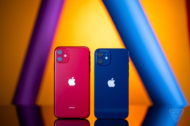 Mặc dù có cùng kích thước màn hình 6,1 inch nhưng iPhone 12 (Xanh Navy) trông nhỏ gọn hơn nhiều so với iPhone 11 (Đỏ).
