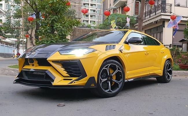 Urus là mẫu SUV đầu tiên của hãng Lamborghini và đang được giới chơi siêu xe Việt Nam khá ưa chuộng. Theo thống kê, số lượng Lamborghini Urus có mặt tại dải đất hình chữ S hiện có ít nhất là 5 chiếc với nhiều màu ngoại thất khác nhau.

