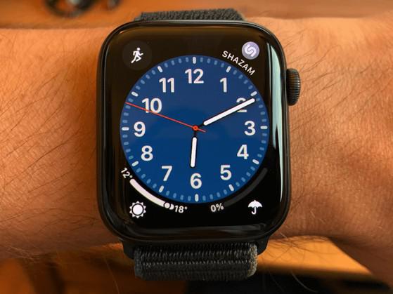 Nhiều người dùng cảm thấy cổ tay nóng ran khi đeo Apple Watch SE. Ảnh: Stuff