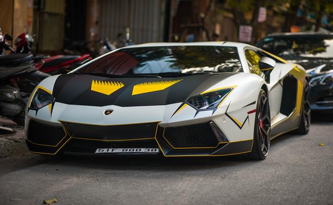 Trong đó, phong trào độ Liberty Walk chiếm số lượng đông đảo với 3 chiếc. Số còn lại là những cái tên khá mới mẻ như Duke Dynamics, SVR, Misha Designs hay 1 chiếc siêu xe Ferrari 488 GTB tại Sài thành đã được chủ nhân cho kết hợp 2 gói độ của Mansory và Pogea Racing.
