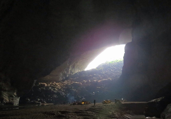 Khám phá hang động lớn nhất thế giới: Hang Sơn Đoòng, rộng 150m và dài khoảng 5km với cảnh quan trong lòng hang rất ấn tượng. 
