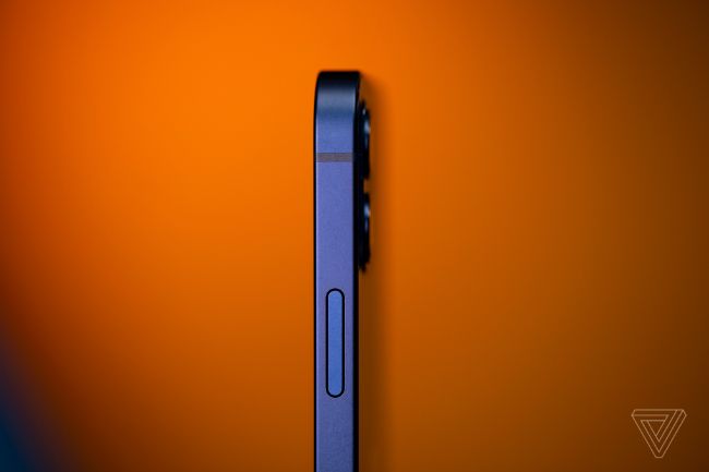iPhone 12 sẽ có các màu Đen, Trắng, Xanh Navy, Đỏ và Xanh lá cây, được bán với giá 799 USD tại thị trường quốc tế hoặc từ 22,99 triệu đồng tại thị trường Việt Nam cho bản mã VN/A.
