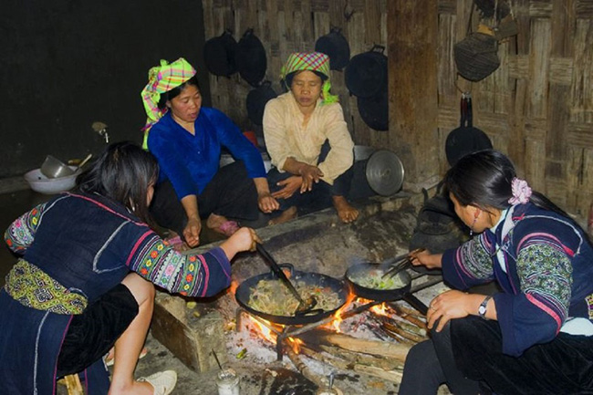 Ghé thăm một gia đình người Hmong: Khi bạn xuống xe buýt ở Sapa, bạn sẽ được đón tiếp một cách thân thiện bởi những người phụ nữ Hmong trong trang phục sặc sỡ. Họ sẽ đưa bạn đến làng và chỉ cho bạn cách sống truyền thống của họ. 
