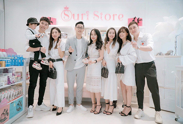 Hoàng Thanh Thủy và 3 cặp vợ chồng nổi tiếng trong buổi khai trương cửa hàng Suri Store đầu tiên