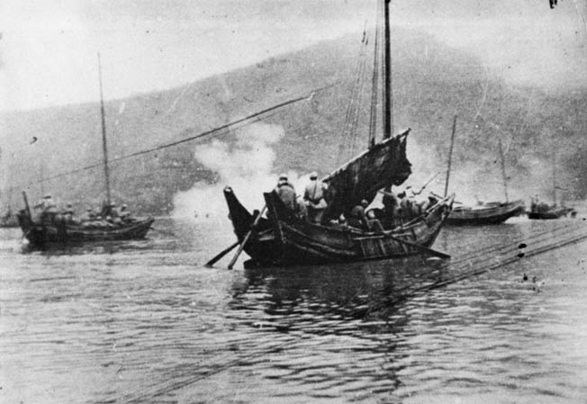 Trung Quốc trưng dụng tàu cá và tàu dân sự phục vụ chiến dịch đổ bộ. Ảnh: Warfare History Network.