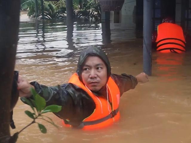 Tin tức trong ngày - Clip: Những giây phút nghẹt thở cứu hộ người dân trong lũ dữ của "Đội ca-nô 0 đồng"