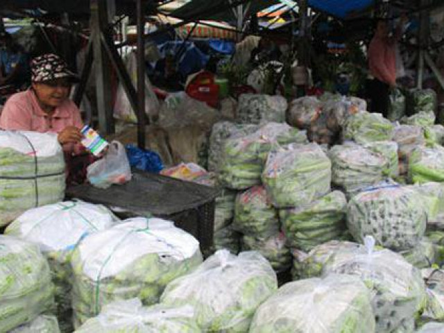 Thị trường - Tiêu dùng - Chợ tự phát "vây" chợ hợp pháp