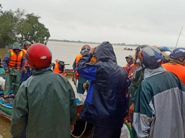 Tin tức trong ngày - Ngư dân Quảng Bình "cõng" thuyền từ biển vượt đồi cát cứu trợ vùng lũ