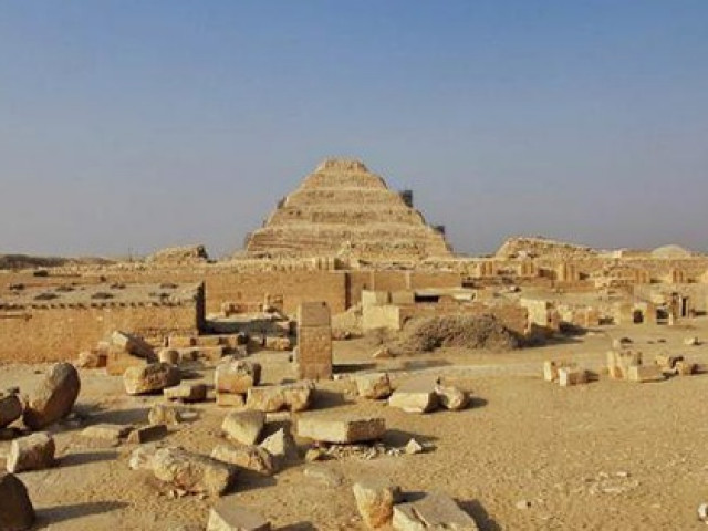 Du lịch - Ngỡ ngàng thủy quái "nàng tiên cá" xuất hiện cạnh khu mộ cổ