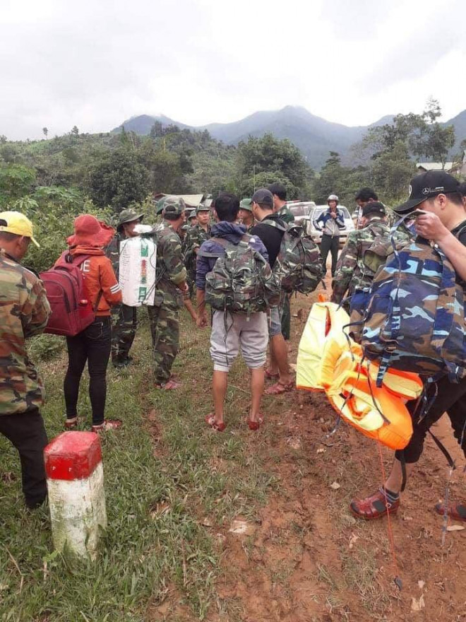 Lực lượng chức năng cắt rừng vào xã Hướng Việt hỗ trợ người dân