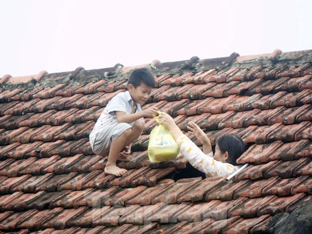 Sống trên nóc nhà, người dân Quảng Bình khắc khoải chờ lũ rút