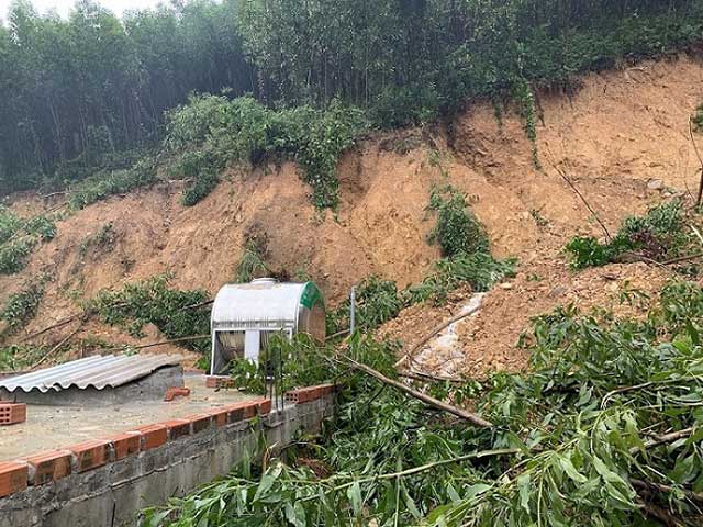 Quảng Bình: Núi Ba Cồn bị sạt lở, vùi lấp nhà, hàng trăm người dân tháo chạy trong đêm