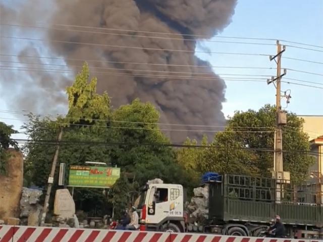 Tin tức trong ngày - Đang cháy lớn một công ty ở Bình Dương