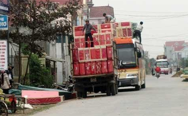 Những chuyến xe chở đầy hàng gia dụng sẽ vượt QL 7A sang Lào “nhả hàng"