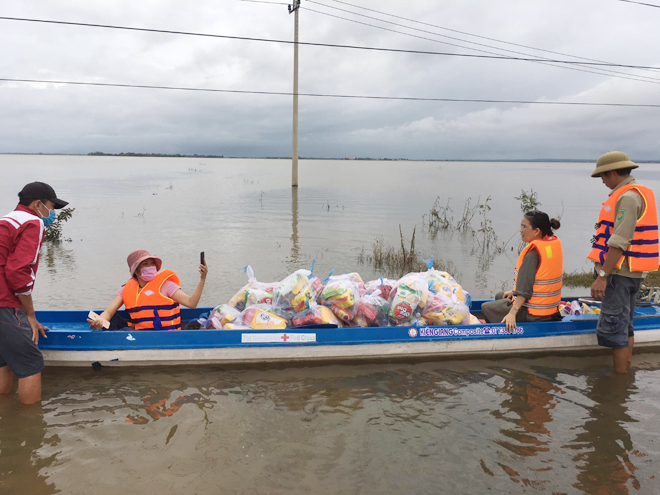 Lực lượng quân sự xã Hải Thiện (huyện Hải Lăng, tỉnh Quảng Trị) đang hỗ trợ thuyền máy vận chuyển hàng cứu trợ của cá nhân chị Nguyễn Thị Hải Yến.