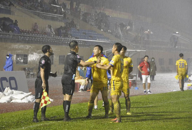 Kỷ luật trọng tài khiến Nam Định mất oan bàn thắng - 1