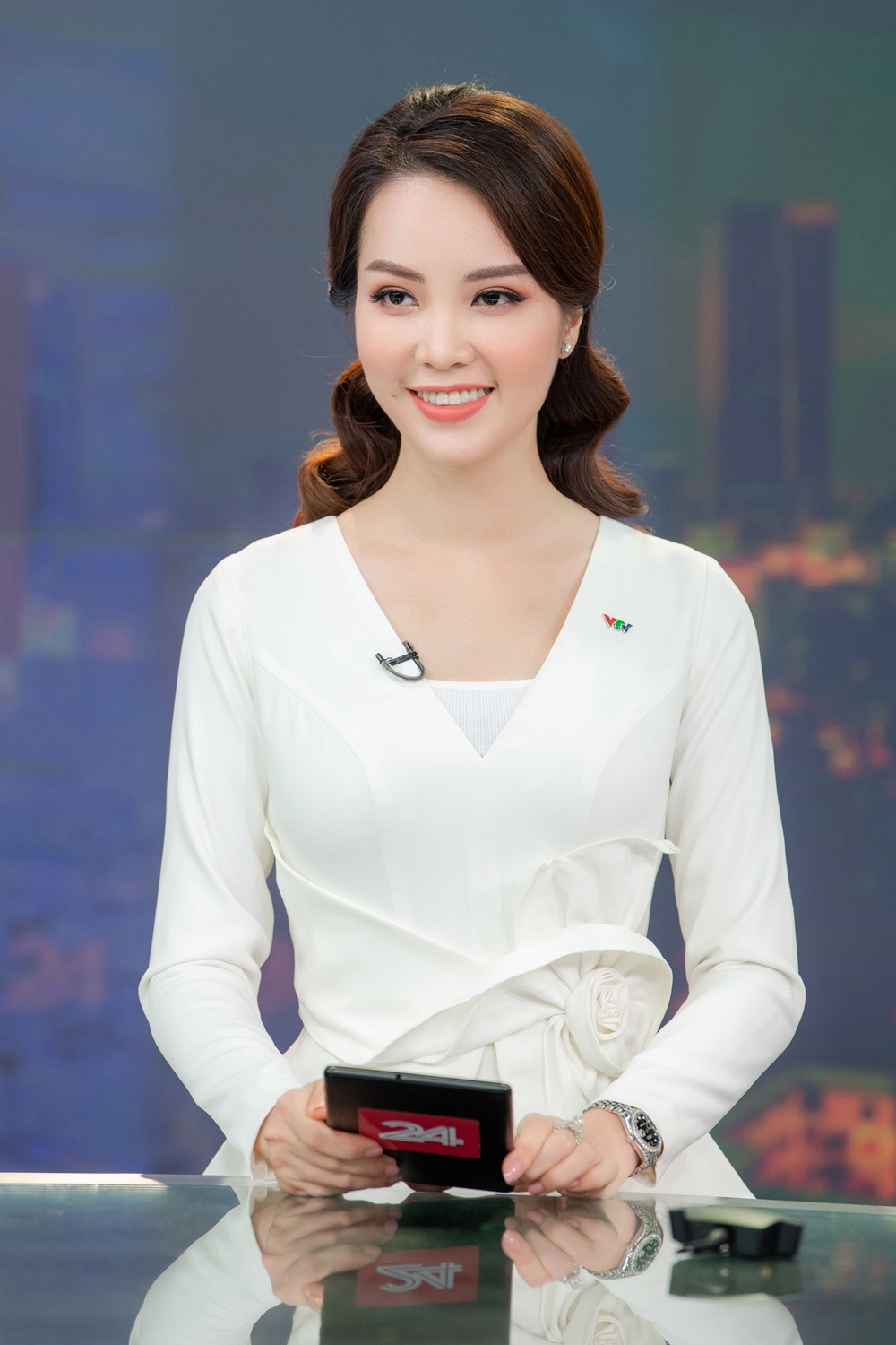 Thời trang lên sóng VTV thanh lịch, xinh đẹp đúng chuẩn mực của á hậu Thụy Vân - 4