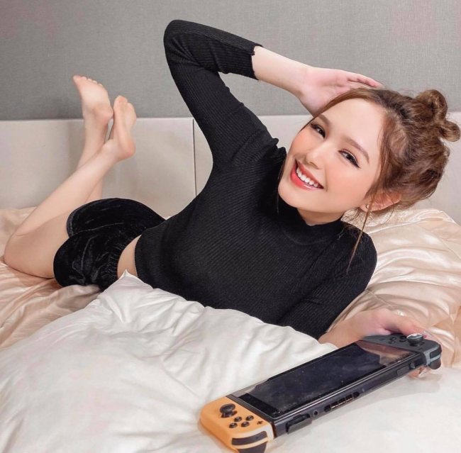 Ngoài xinh đẹp, Xoài Non còn gây chú ý với chuyện tình "chú - cháu" với streamer được mệnh danh "giàu nhất Việt Nam", lớn hơn cô 13 tuổi. 
