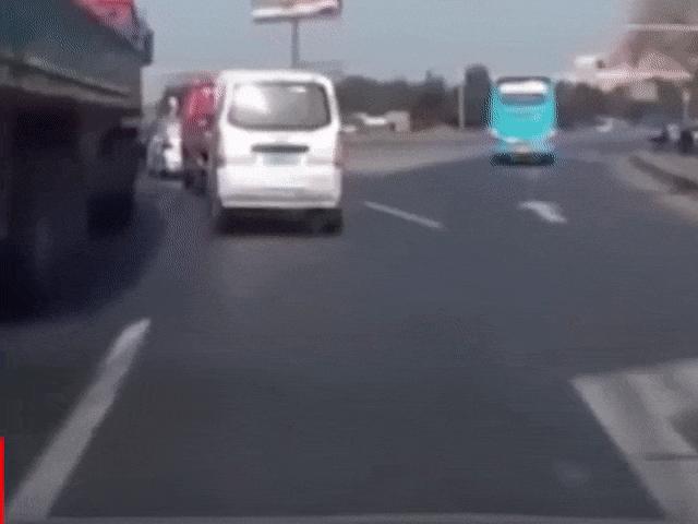 Ô tô - Video: Những vật thể lạ đáng sợ khi chạy xe