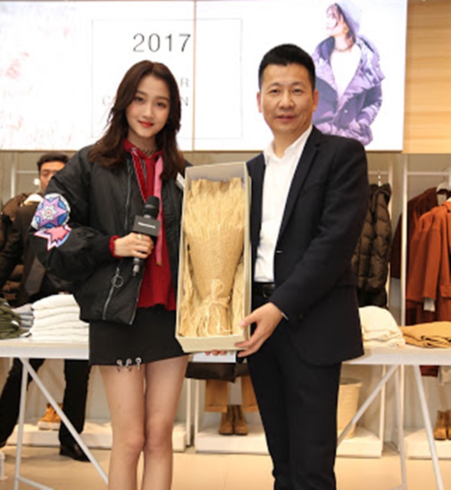 Đây là lần phá sản thứ 2 của Zhou sau lần thứ nhất năm 14 tuổi khi buôn bán trái phép tiền cổ. Tuy nhiên, sau lần phá sản thứ 2, Zhou Chengjian đã thành công với thương hiệu quần áo bình dân. 
