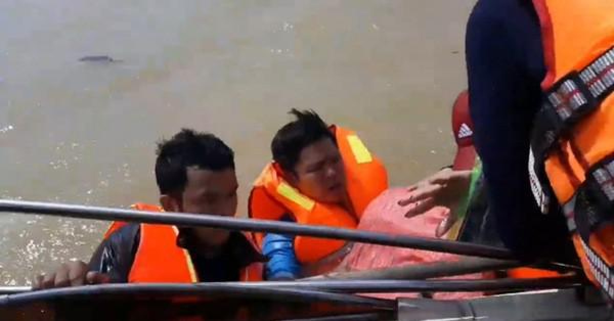 Tin tức trong ngày - Quảng Bình: Đoàn cứu trợ 6 người bị lật thuyền rơi xuống dòng lũ dữ