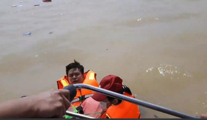 Lực lượng kiểm ngư đang cứu hộ 6 người trong đoàn cứu trợ bị lật thuyền