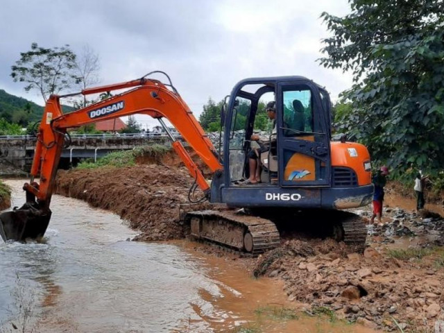 Tin tức trong ngày - Công nhân bị vùi xe, sập nhà vẫn nỗ lực ngày đêm bám đường thông tuyến