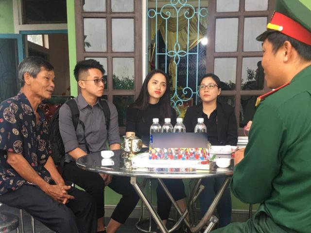 Hương Giang và bạn trai đến viếng chiến sĩ hi sinh ở thủy điện Rào Trăng 3