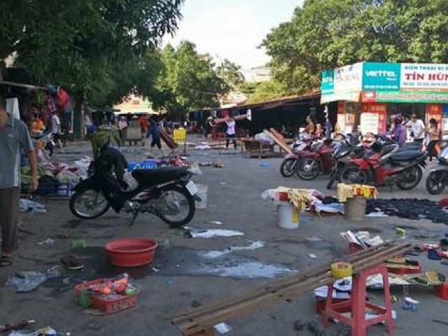 Thị trường - Tiêu dùng - Tiểu thương Hà Tĩnh bật khóc khi hàng chục tấn hàng vùi trong bùn đất