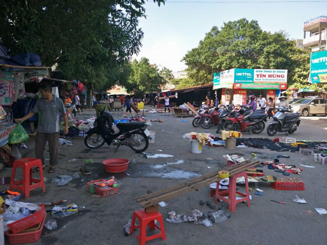 Đồ đạc bị hư hỏng sau nhiều ngày ngâm trong nước lũ