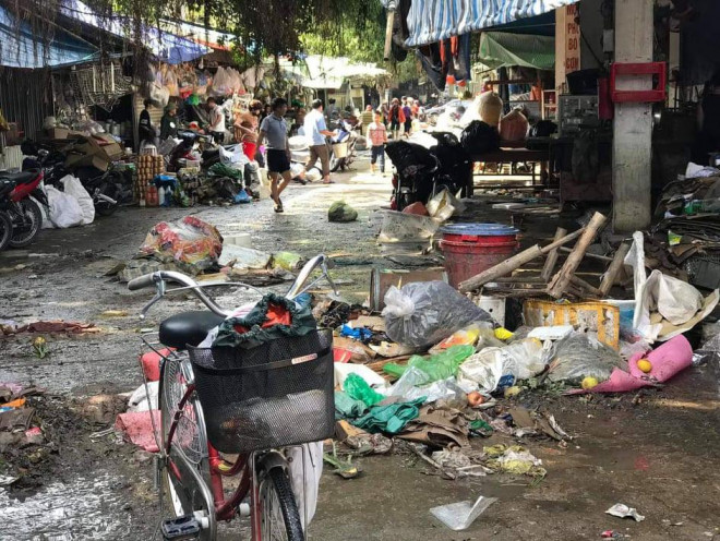 Hàng hóa hư hỏng sau nhiều ngày ngâm trong nước lũ được chất ngổn ngang