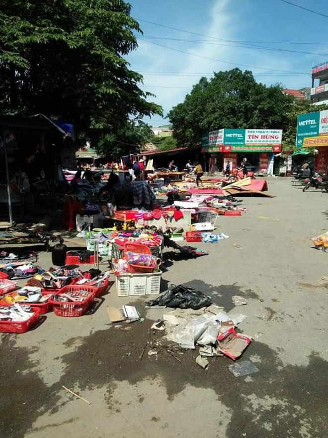 Các tiểu thương cố gắng nhặt nhạnh những mặt hàng sót lại đem phơi nắng hy vọng bán lại...