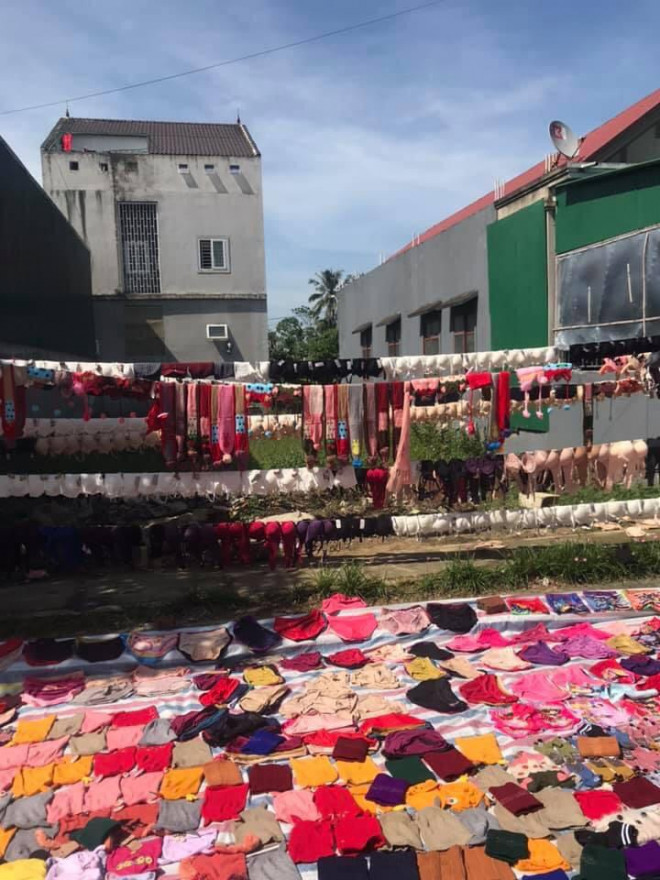 Quần áo được các tiểu thương đưa về nhà giặt phơi