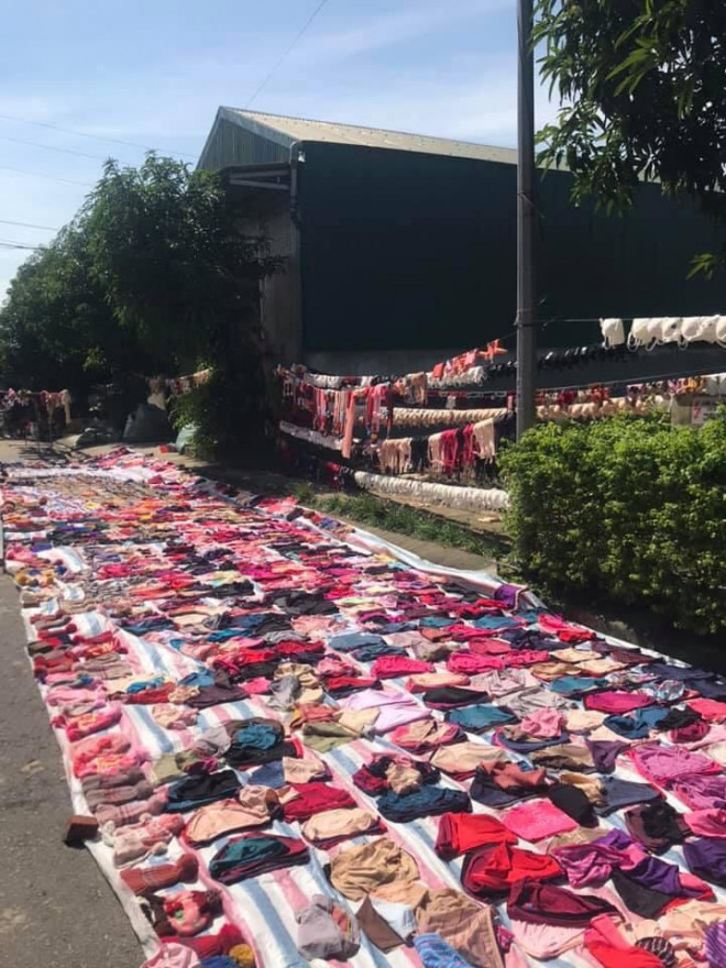 Hiện các tiểu thương đang cố gắng dọn dẹp để sớm đưa chợ vào hoạt động