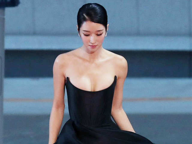 Nữ sĩ quan Hàn Quốc diện váy đen được khen là cực phẩm nhân gian