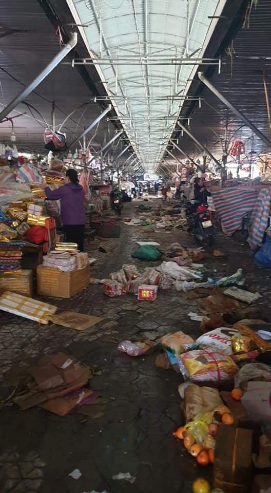 Chợ Hà Tĩnh ngổn ngang sau khi nước lũ rút