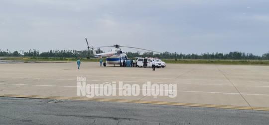 Máy bay trực thăng đáp xuống sân bay Phú Bài lúc 11 giờ sáng nay. Ảnh: Quang Tám